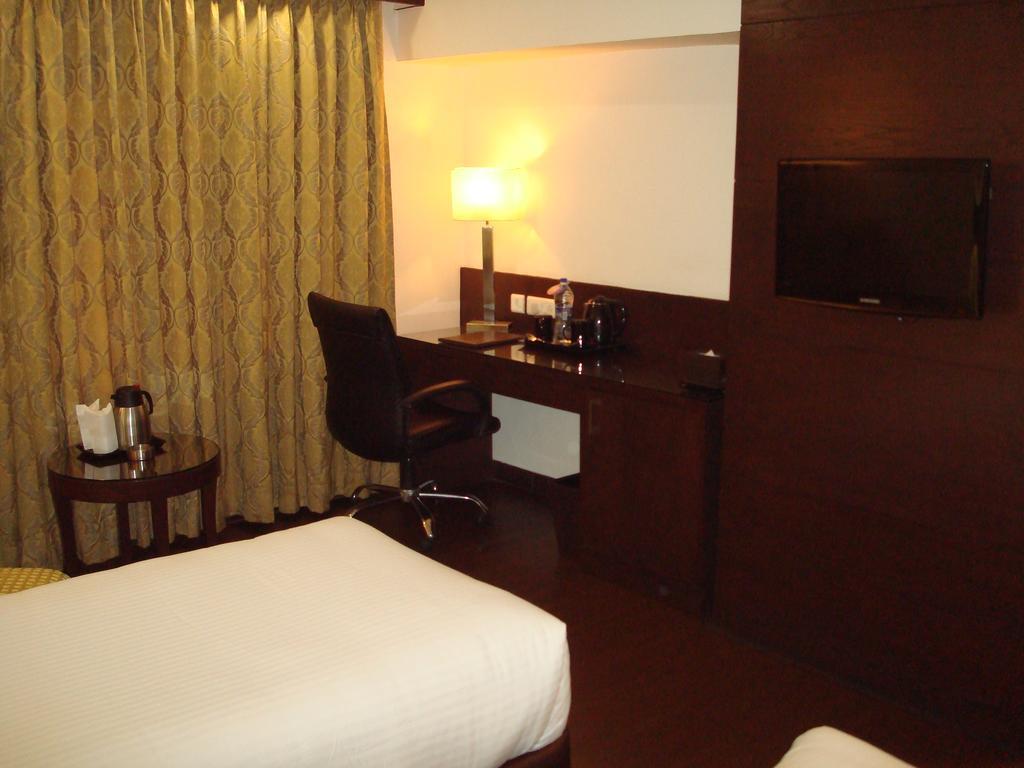 Hotel Royal Cliff Kanpur Exterior foto