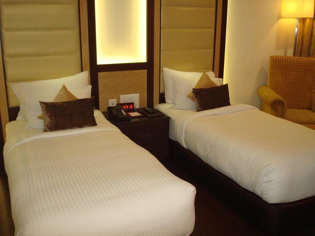 Hotel Royal Cliff Kanpur Exterior foto