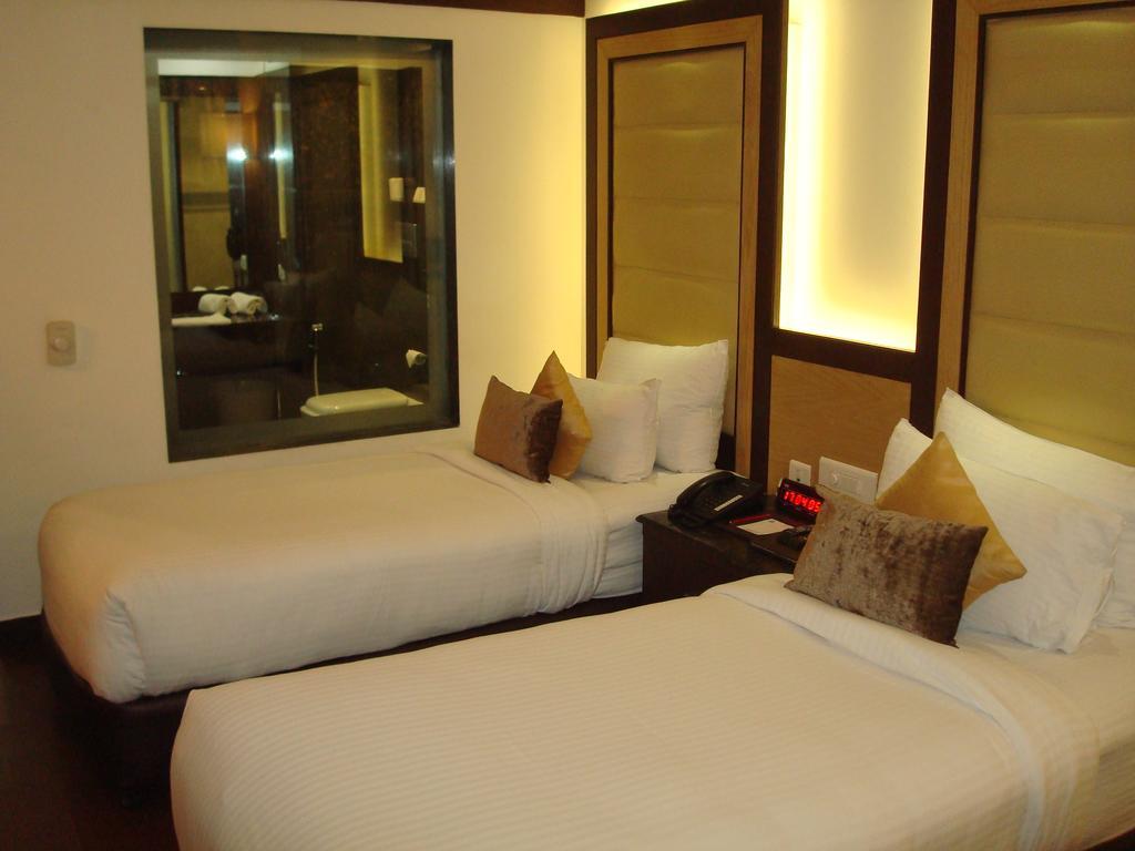 Hotel Royal Cliff Kanpur Exterior foto
