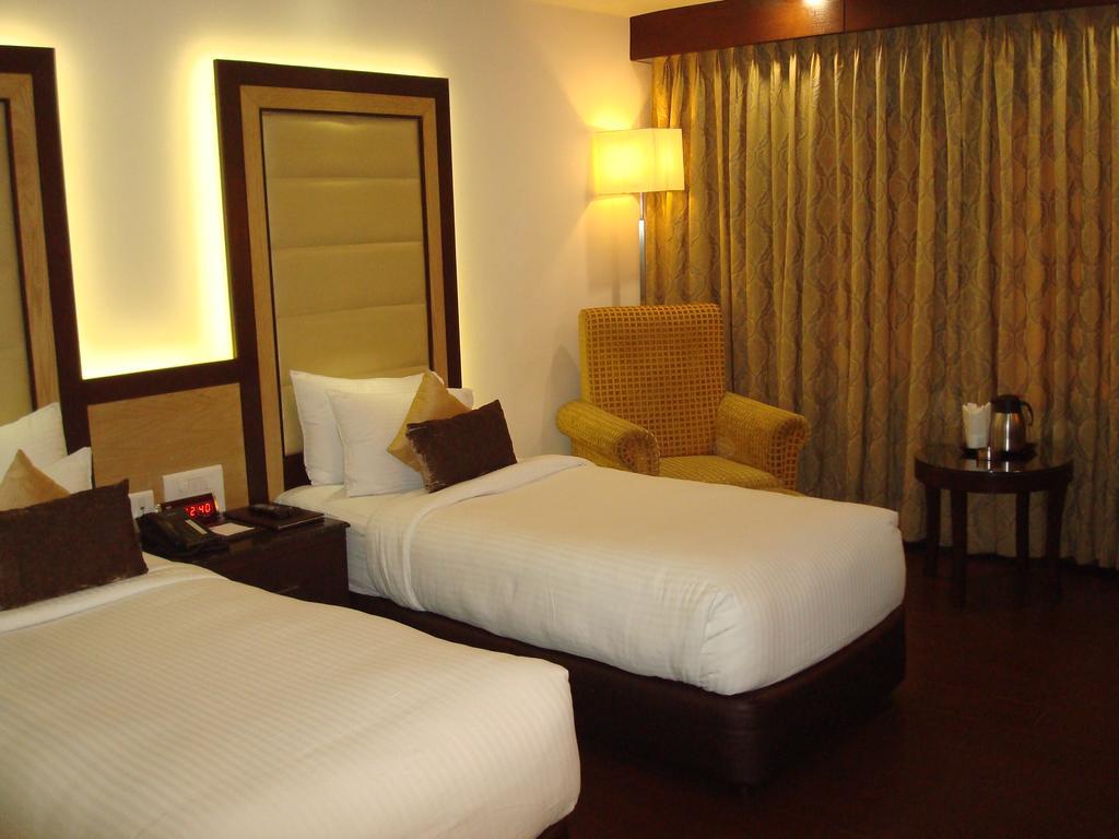 Hotel Royal Cliff Kanpur Exterior foto
