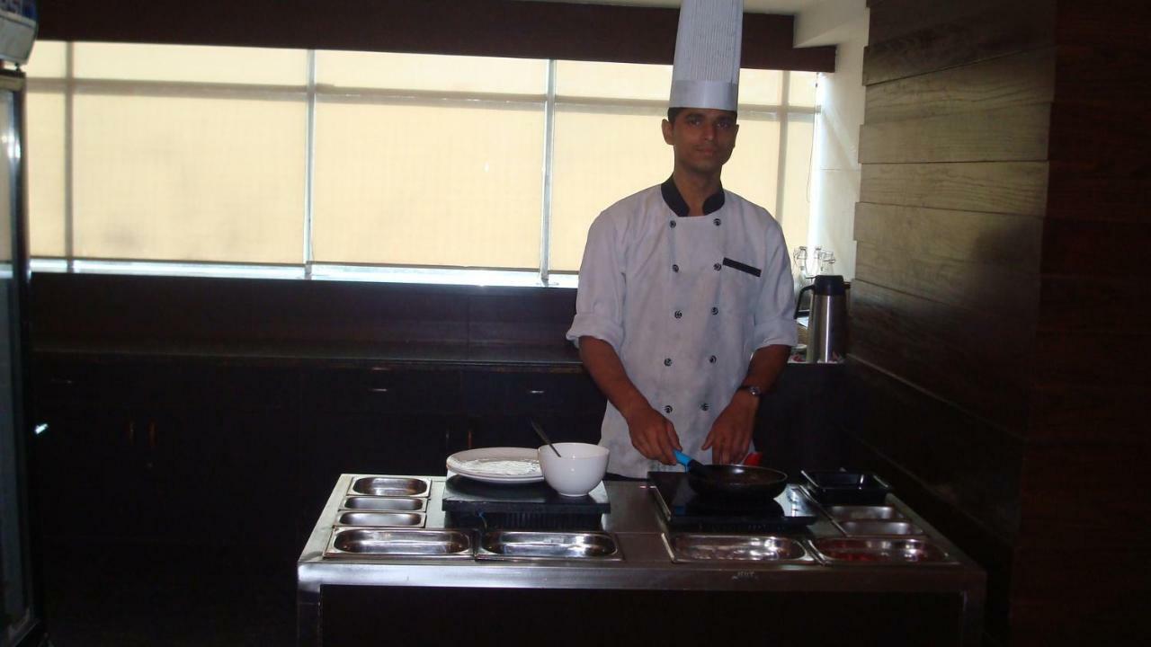 Hotel Royal Cliff Kanpur Exterior foto